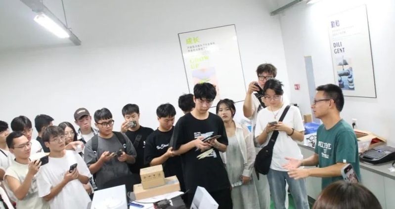 西安建筑科技大學(xué)理學(xué)院師生來光谷薄膜參觀交流